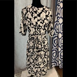 Ann Taylor Stretchy floral b&w jersey dress with belt